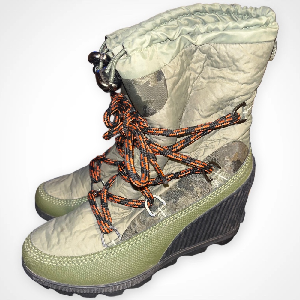 EUC Sorel Kinetic Wedge Hiker Green/ Vert Randonne